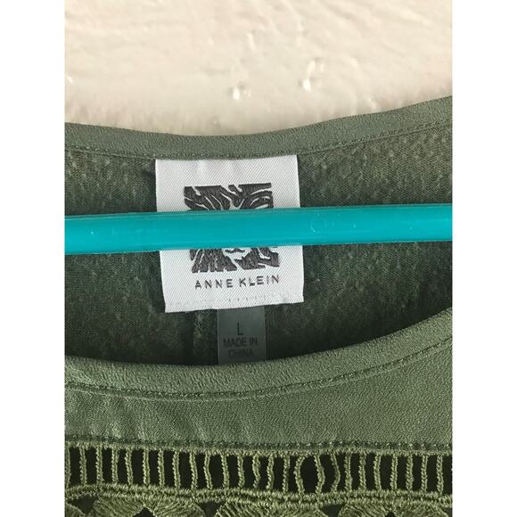 AK Anne Klein Knit Top Olive Green Size Large EUC Short Sleeve Cut-Out Front - Picture 3 of 3